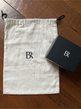 Banana Republic - Classic Cream Logo Drawstring Dustbag - 15½”× 11¾” & gift box